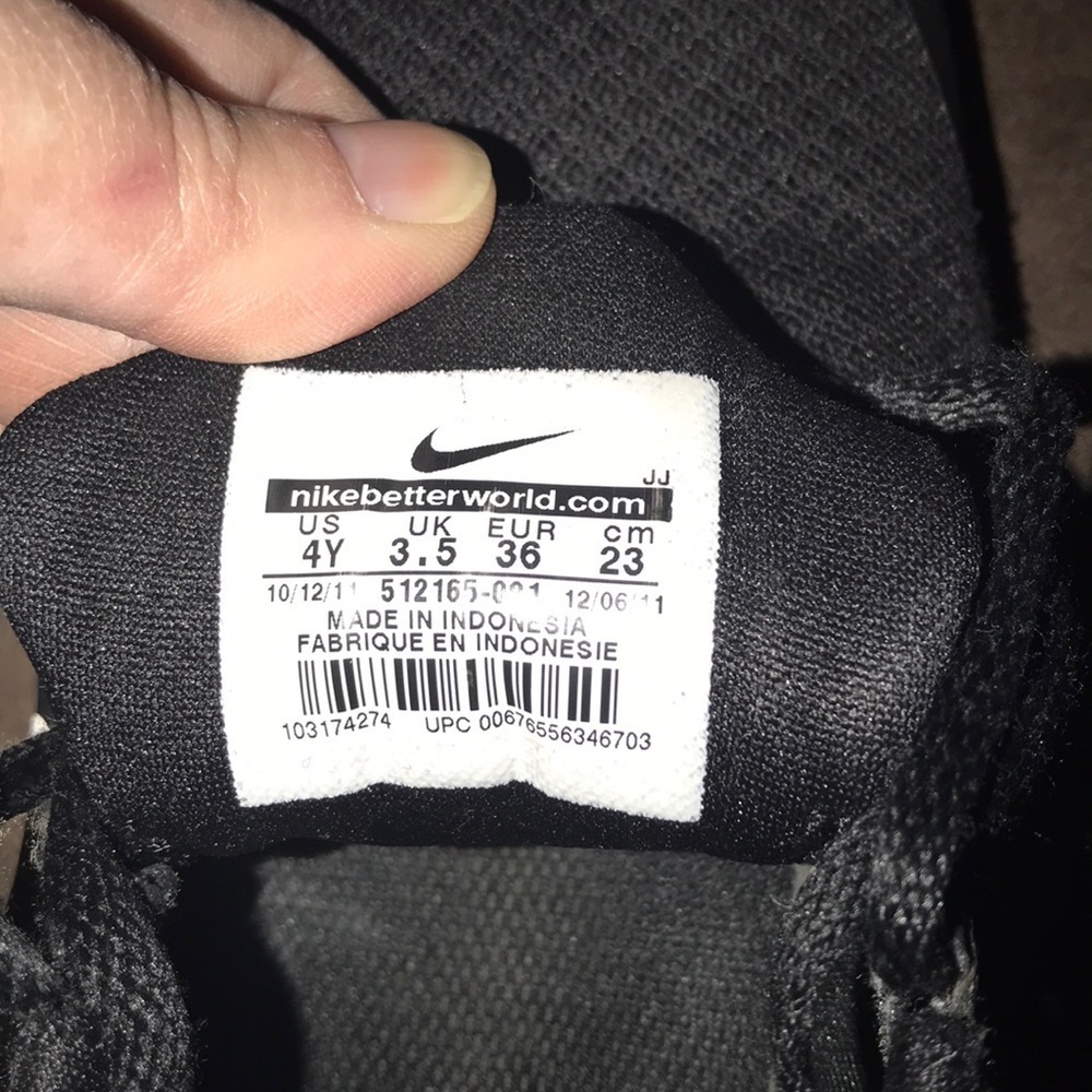 Nike tennis shoes black size 4 - Picture 5 of 8